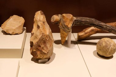 Anadolu Medeniyetleri Müzesi 'ndeki Taş Devri' nden kalma eski baltalar ve savaş aletleri.