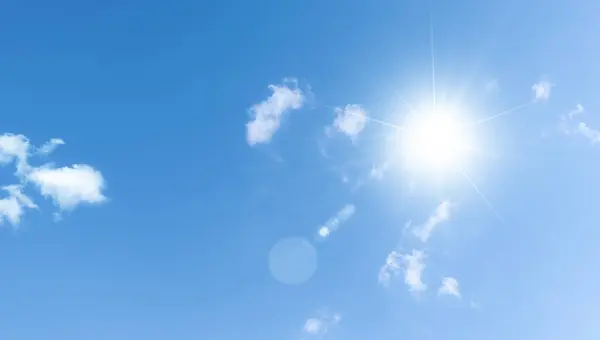 Sıcak hava güneşi gökyüzünde parlıyor..