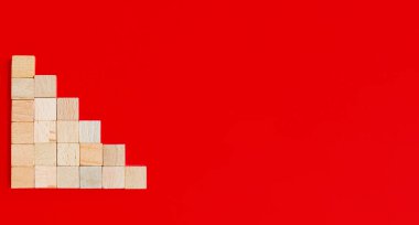 Küp arkaplanı istiflenmiş. Ahşap küpleri üst üste istiflenmiş kırmızı arka planda.