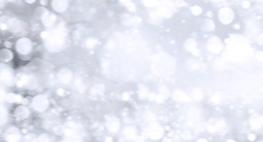 Pırıl pırıl açık gri arka plan ve bulanık bokeh ışıkları. Kış mevsimi ve kar yağışı temalı yeni yıl kutlamaları için dekoratif arka plan