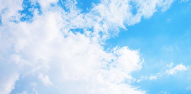 Derin mavi gökyüzü ve pamuk gibi büyük beyaz bulutlar.