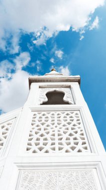 İslami motiflerle süslenmiş beyaz mermer sütun