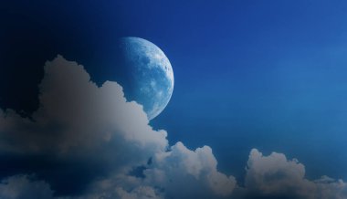 Ay gece karanlık bulutlu gökyüzünde yükseliyor. Gece vakti gökyüzü.