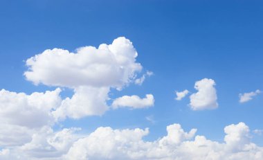 Güzel mavi gökyüzünde pofuduk beyaz bulutların havadan görünüşü