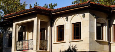 Tarihi konak restore edildi. Taş bina.