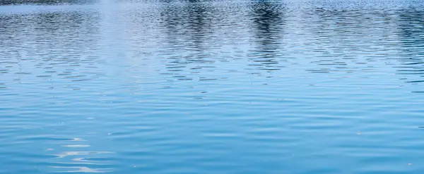 Mavi renkli sakin deniz suyu yüzeyi