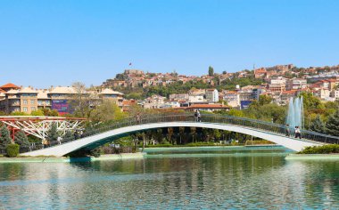 Genclik parki - Gençlik Parkı. Ankara ve Ankara Şatosu 'ndaki bir halk parkındaki havuzun üzerindeki köprü arka plandaki yüksek bir tepenin üzerinde. 
