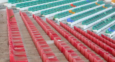 Seyircisi olmayan boş stantlar. Stadyumda renkli koltuklar. 