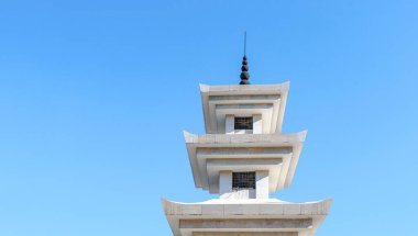 Geleneksel Asya tarzı bina, çatı ve mavi gökyüzü arkaplanı