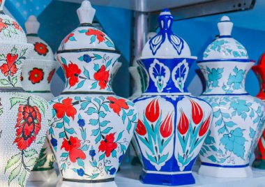 Lale ve çiçek desenli porselen vazolar..