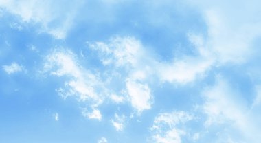 Güzel mavi gökyüzünde küçük ince bulutlar. Aşağıdan yukarıya bak. Gergin tavan gökyüzü deseni