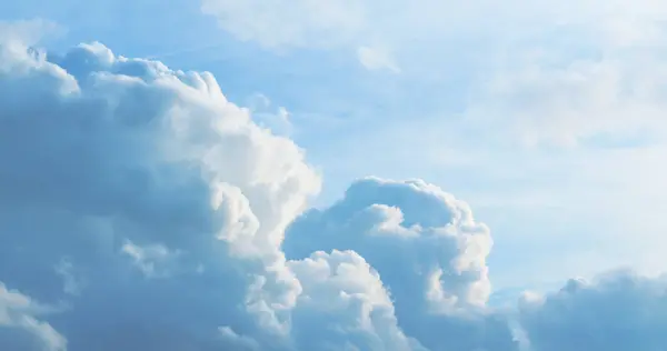 Gökyüzündeki büyük, kabarık bulutların havadan görünüşü. Bulutların üzerinde uçan bir uçağın penceresinden bak.