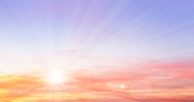 Renkli tropikal gökyüzünde gün batımı manzarası. Mor ve sarı renkli bulutlar ve ufuk manzarası.