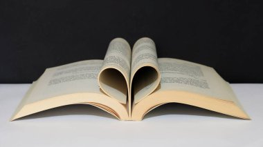 Kalp şeklinde sayfaları olan kitabı aç.