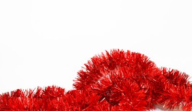 Kırmızı renkli süsleme, parlak folyo, beyaz arka planda izole edilmiş noel süslemeleri..