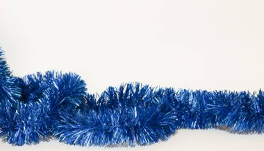 Mavi renkli süs, parlak folyo, beyaz arka planda izole edilmiş noel ağacı süslemeleri..