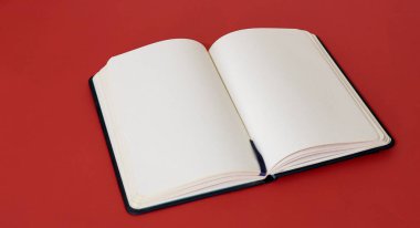 Kırmızı arkaplan üzerinde açık sayfaları olan boş defterleri temizle