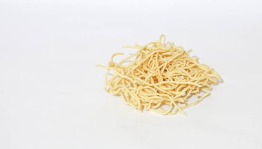 Pişmemiş, çiğ şehriye beyaz arka planda izole edilmiş..