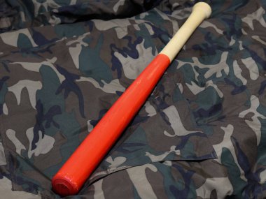 Askeri kamuflaj desenli kırmızı ahşap beyzbol sopası..