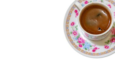 Beyaz arka planda izole edilmiş porselen bir kahve fincanındaki köpüklü Türk kahvesi. Türk kahvesi eşsiz tadı, köpüğü, kokusu ve sunum tarzıyla eşsiz bir içecektir..