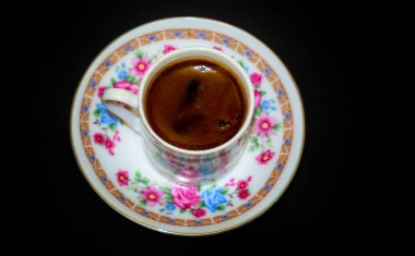 Siyah arka planda izole edilmiş antik fincanda Türk kahvesi.