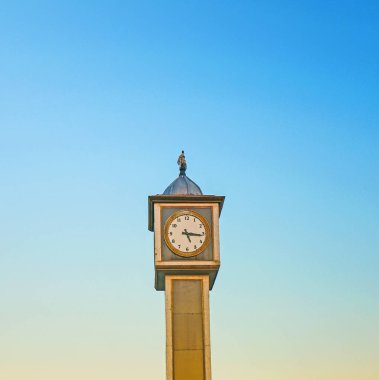 Günbatımı gökyüzü arkaplanındaki saat kulesi