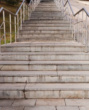 Boş beton merdivenler yukarı çıkıyor.