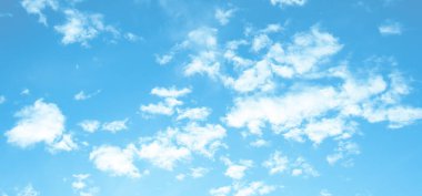 Beyaz bulutlar ve açık rüzgarlı havada mavi gökyüzü. Sakin ve sakin arkaplan fotoğrafı.
