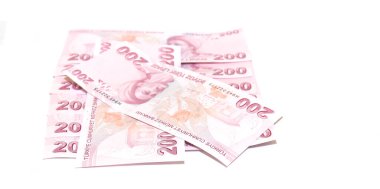 Beyaz zemin üzerine yığılmış 200 yeni Türk Lirası banknotu. Türkiye 'nin kağıt parası. Türk parası. Ekonomik kriz konsepti fotoğrafı.