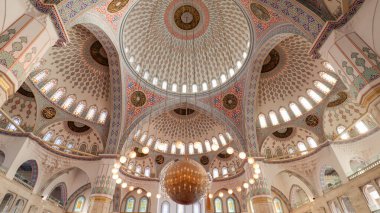 Kocatepe camii. Cami kubbesinin iç manzarası. Büyük bir avize ve dekoratif İslami desenli süsler. Ankara, Türkiye