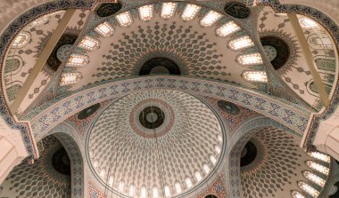 Cami kubbesinin iç manzarası ve dekoratif süsler. Ankara, Türkiye