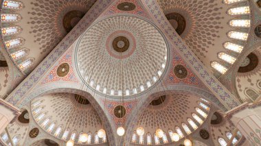 Kocatepe Camii. Büyük cami kubbesinin iç manzarası. İslami desenli dekorasyonlar. Ankara, Türkiye