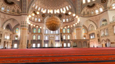 Ankara Kocatepe Camii iç mekanı. Ankara 'nın en büyük camisi, Türkiye' nin başkenti. Ankara, Türkiye