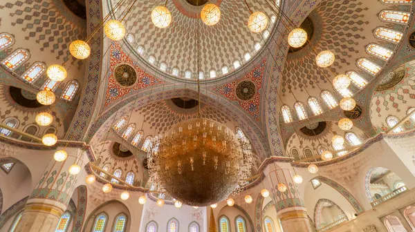 Kocatepe Camii 'nin iç manzarası. Tavandan sarkan büyük bir avize ve iç dekorasyonları. Ankara, Türkiye