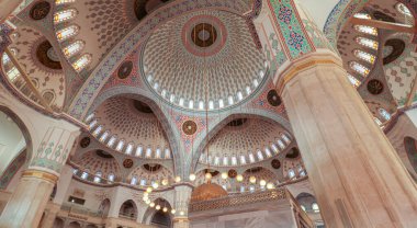 Ankara Kocatepe Camii. Cami sütunlarının ve kubbenin iç görünümü.