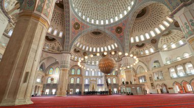 Kocatepe Camii 'nin içinde dua eden insanlar ve caminin muhteşem manzarası. Ankara, Türkiye