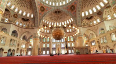 Kocatepe Camii 'nde namaz kılan müslümanlar. Ankara, Türkiye