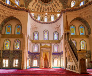Kocatepe Camii 'nin Mihrab' ı. Duvar 'ın ortasında, cemaatin ibadet sırasında durduğu kıbleye bakan boş ve tenha bir yer. Ankara