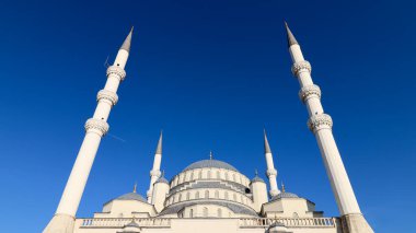 Türkiye 'nin en büyük camilerinden biri olan Kocatepe Camii, Ankara' nın Çankaya ilçesinde yer alıyor..
