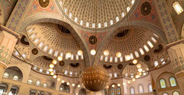 Ankara Kocatepe Camii - Camiler çok renkli camlar, avizeler, kubbe, iç duvarlar ve İslami motiflerle dekorasyonlar. 