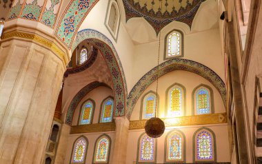 Kocatepe camii - Cami çok renkli cam pencereler ve iç duvar süsü.
