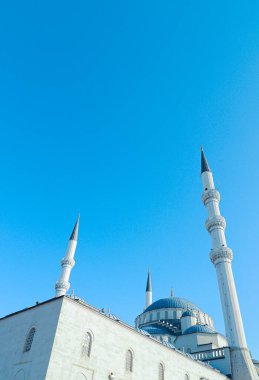 Müslüman camisi ve mavi gökyüzü. Ramazan mesajı için İslami arka plan fotoğrafı. Düşük açılı cami görünümü.