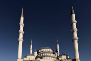 Müslüman camisi. Ramazan fotoğrafı. Akşam açık gökyüzü ve cami manzarası.