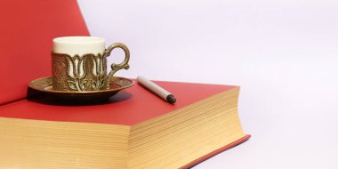 Türk kahvesi, kalem ve kırmızı kitap. Kahve molası, araştırma, okuma ve eğitim konsepti fotoğrafı