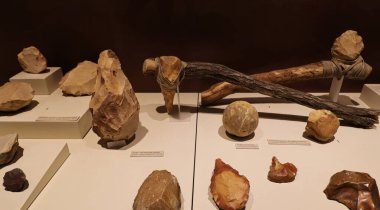 Taş Devri savaş aletleri ve baltaları. Anadolu Medeniyetleri Müzesi. Antik çağın paha biçilmez kalıntıları.