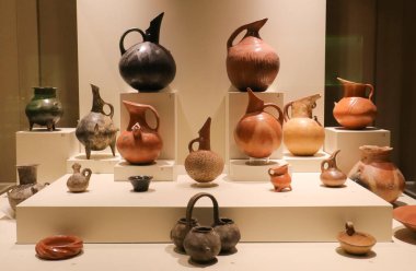 Çamur kapları, sürahiler, damarlar, arkeolojik kalıntılar. Ankara Anadolu Medeniyetler Müzesi. 