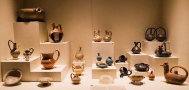 Ankara Anadolu Medeniyetler Müzesi. Çamur çömlek, çanak çömlek, eski çağlardan kalma eşyalar ve kalıntılar..