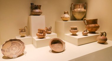 Çamur tencereleri, kaseler, antik çağlardan kalma kalıntılar. Ankara Anadolu Medeniyetler Müzesi.