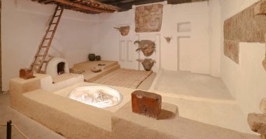 Ankara Anadolu Medeniyetler Müzesi. Tarihi eserlerin müzede sergilendiği bir bölge. Antik çağlarda birlikte gömülen iki insanın iskeletleri..