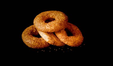 Kandil Simidi. Taze pişmiş, çıtır çıtır ve susamlı Türk simidi..